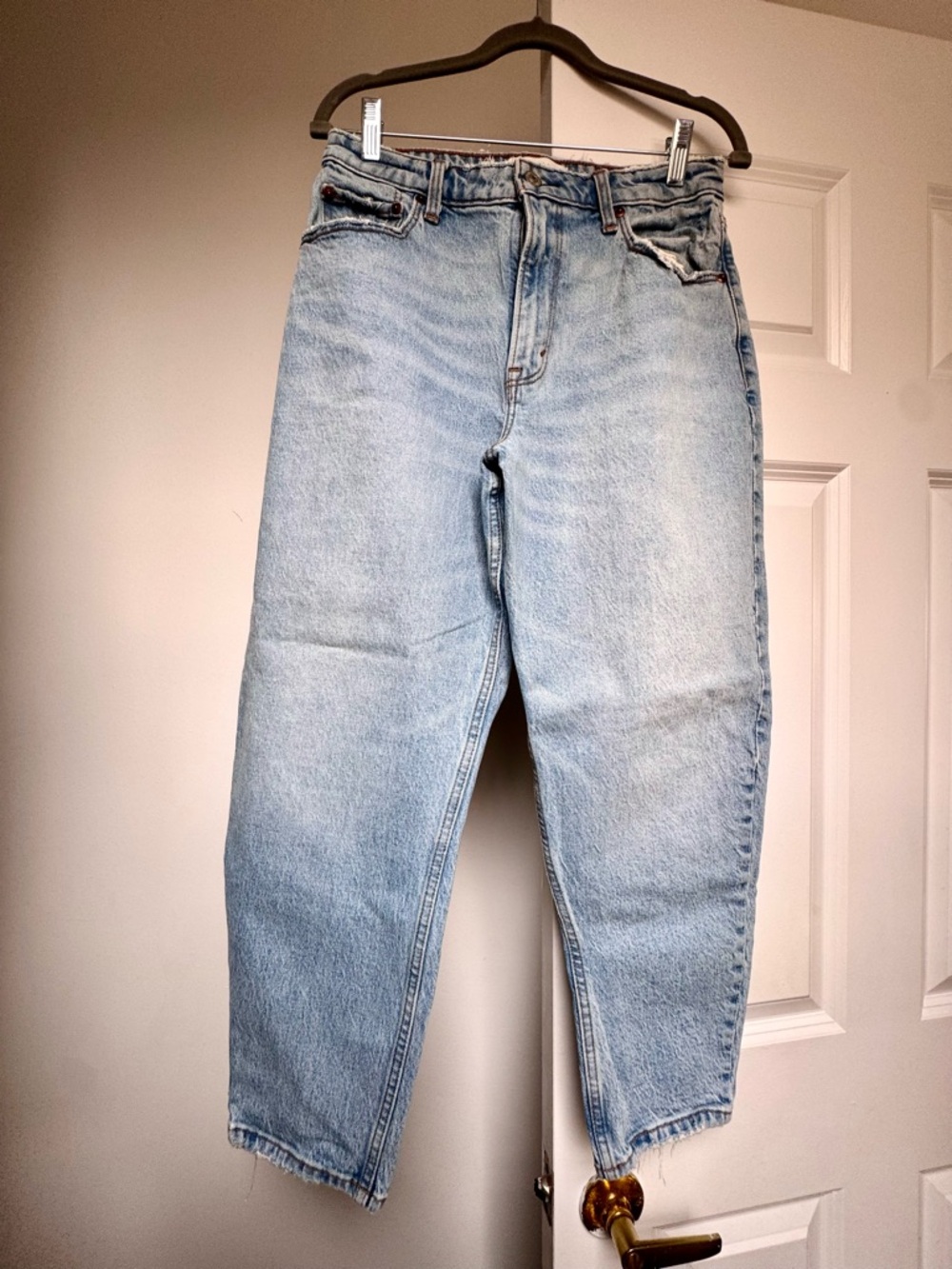 Abercrombie - Curve Love - The ‘80s Mom High Rise Jeans - Light Wash Size 29/8s